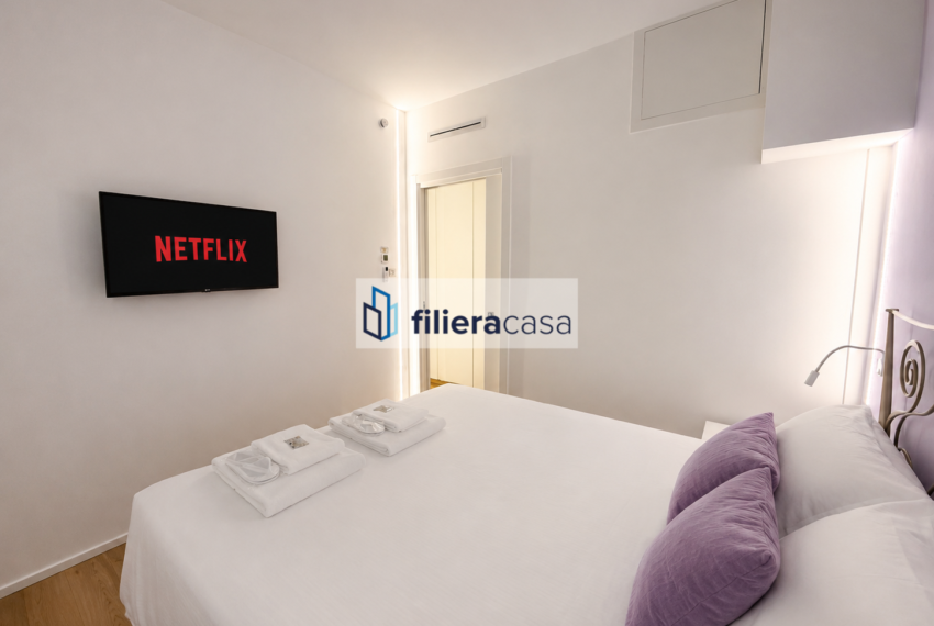 camera lilla con tv